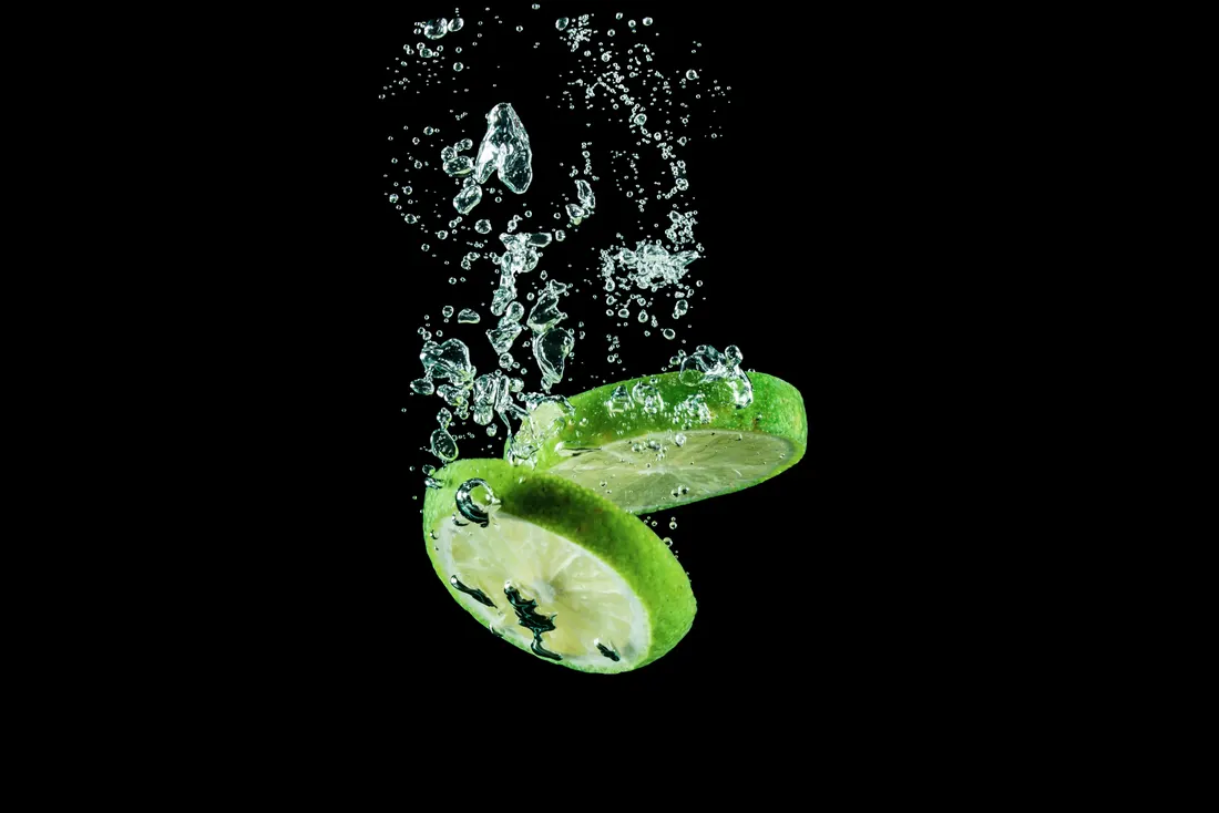 Limettenscheiben sinken in eiskaltes Wasser – Symbolfoto für die geschlossene Kühlkette